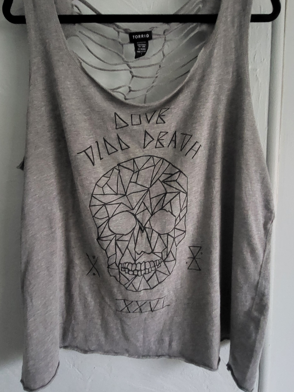 Torrid size 1 Gray Geometric Skull Cutout-Back Tank